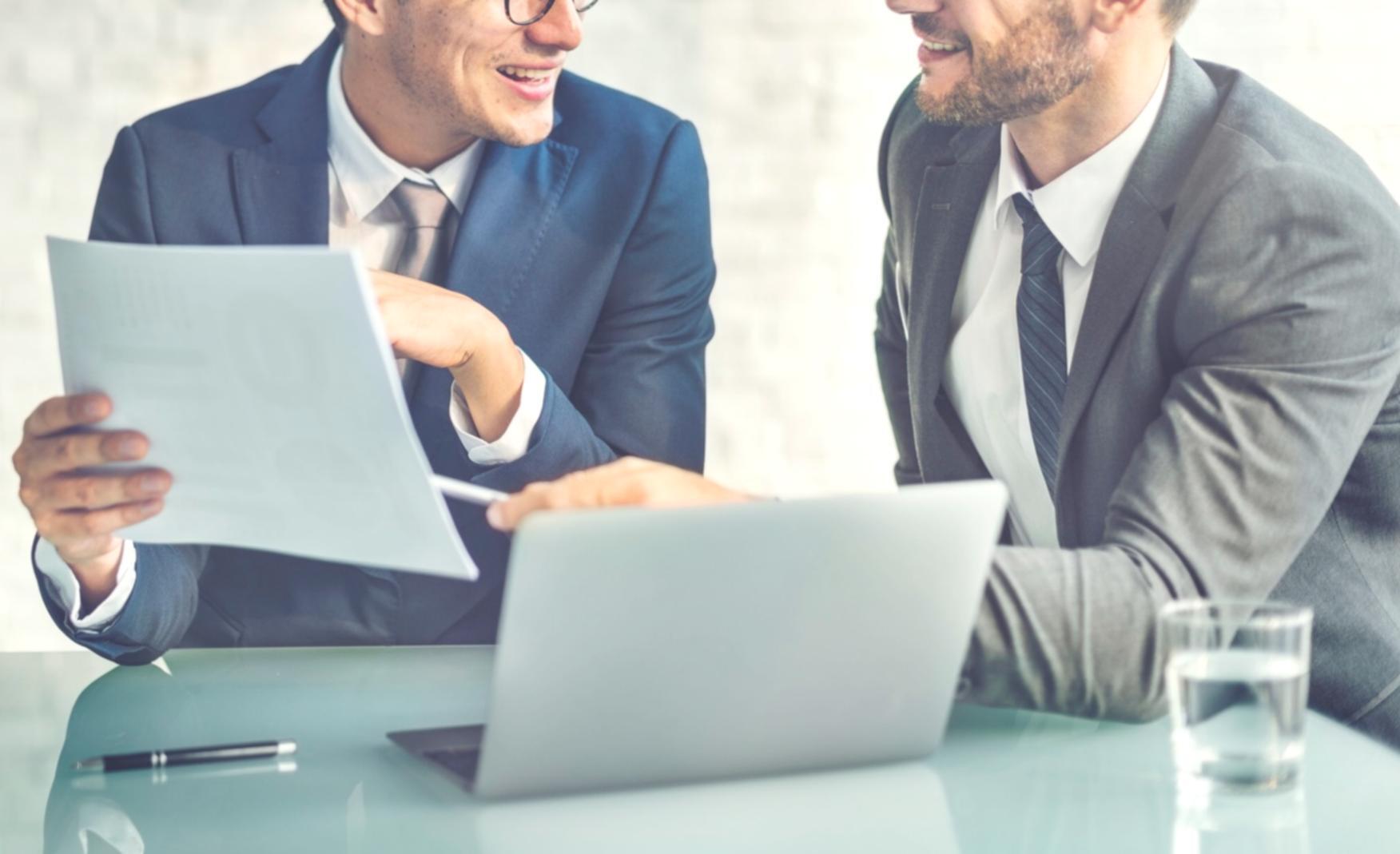 Finanzberatung im persönlichen Gespräch mit Unterlagen und Laptop